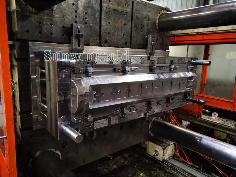 汽車外飾件模具3