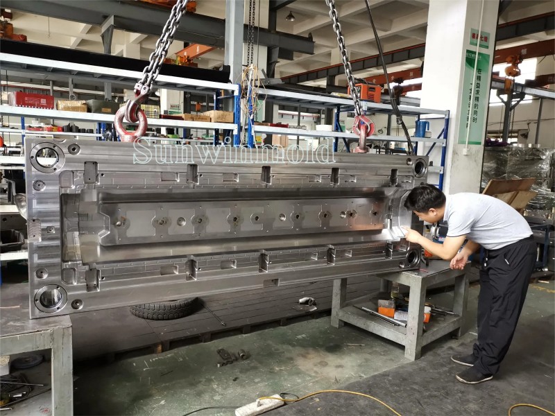 汽車外飾件模具2